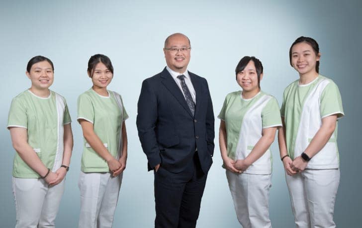 緻仁醫療團隊,一名醫生與四名身穿綠色制服的護士